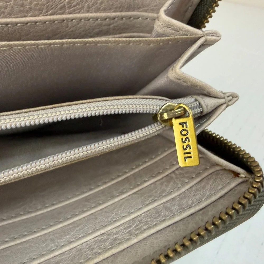 Fossil Leather Zip Around Wallet Y2K 90's Travel Casual Functional Neutral‎ Tan